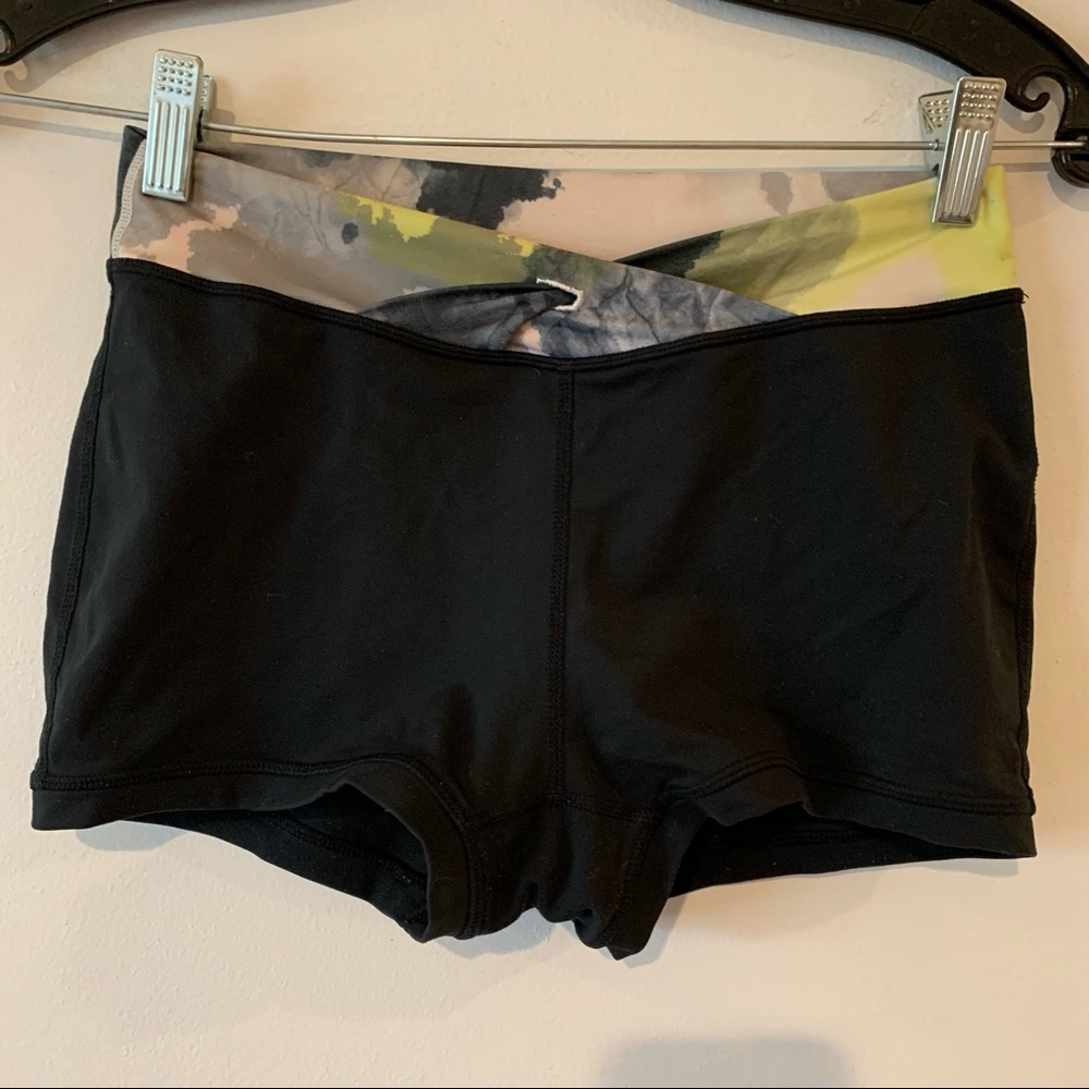 Lululemon Athletica Women’s 4 criss cross shorts black print lulu